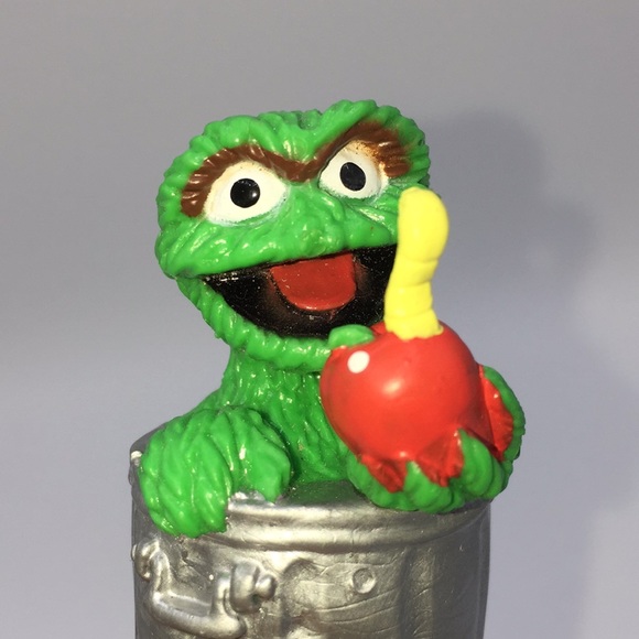 Sesame Street Oscar The Grouch with Apple in Trash Garbage Can  Figure Applause - Picture 5 of 8